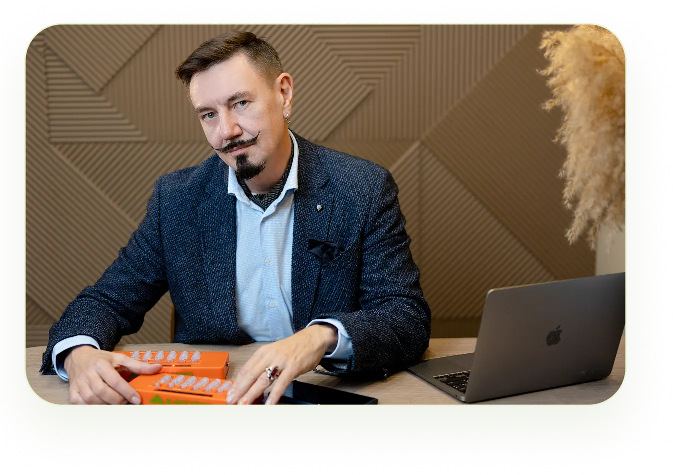 Діти облокочуються на рахівниці